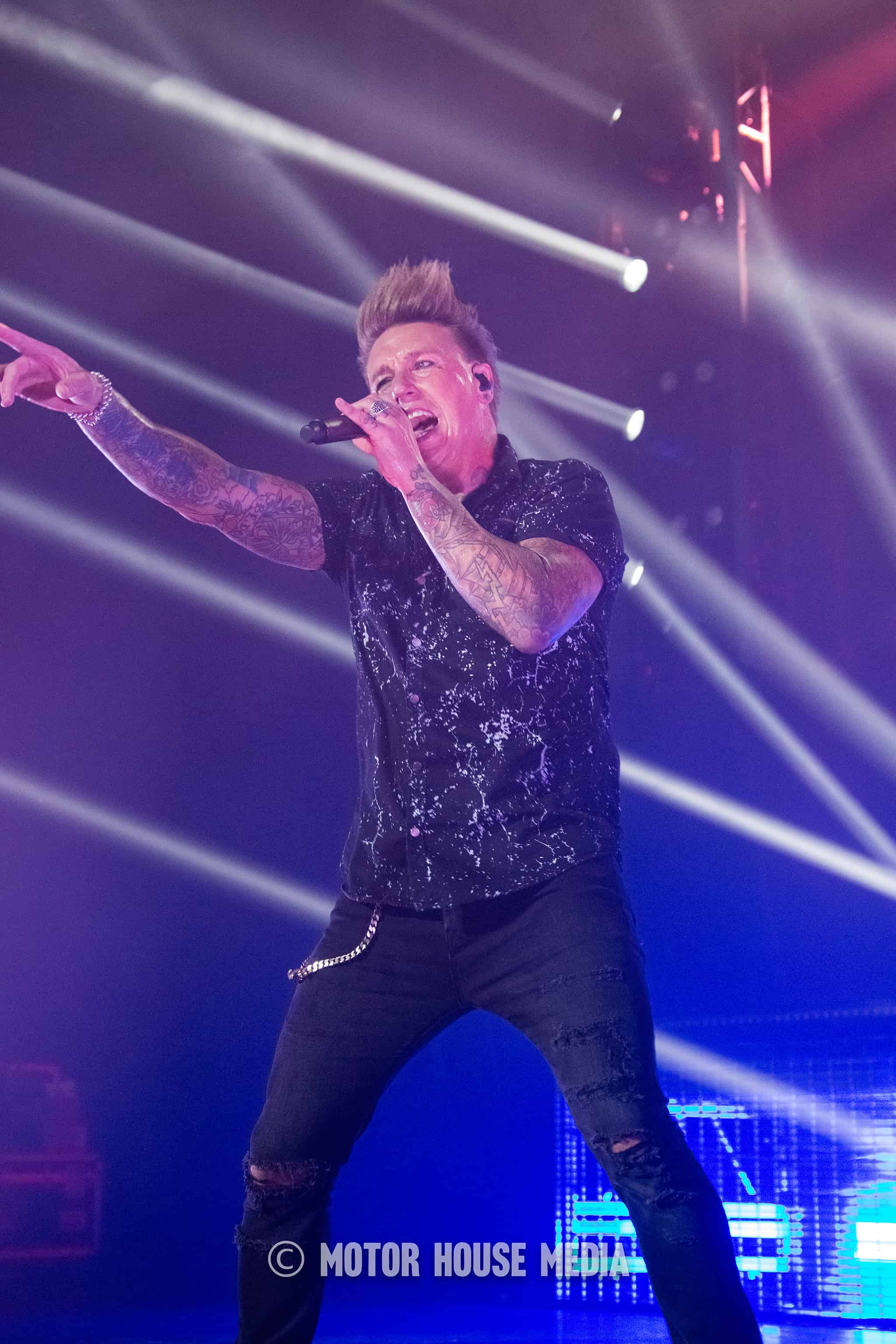 Jacoby Shaddix string up the Papa Roach crowd in Philly
