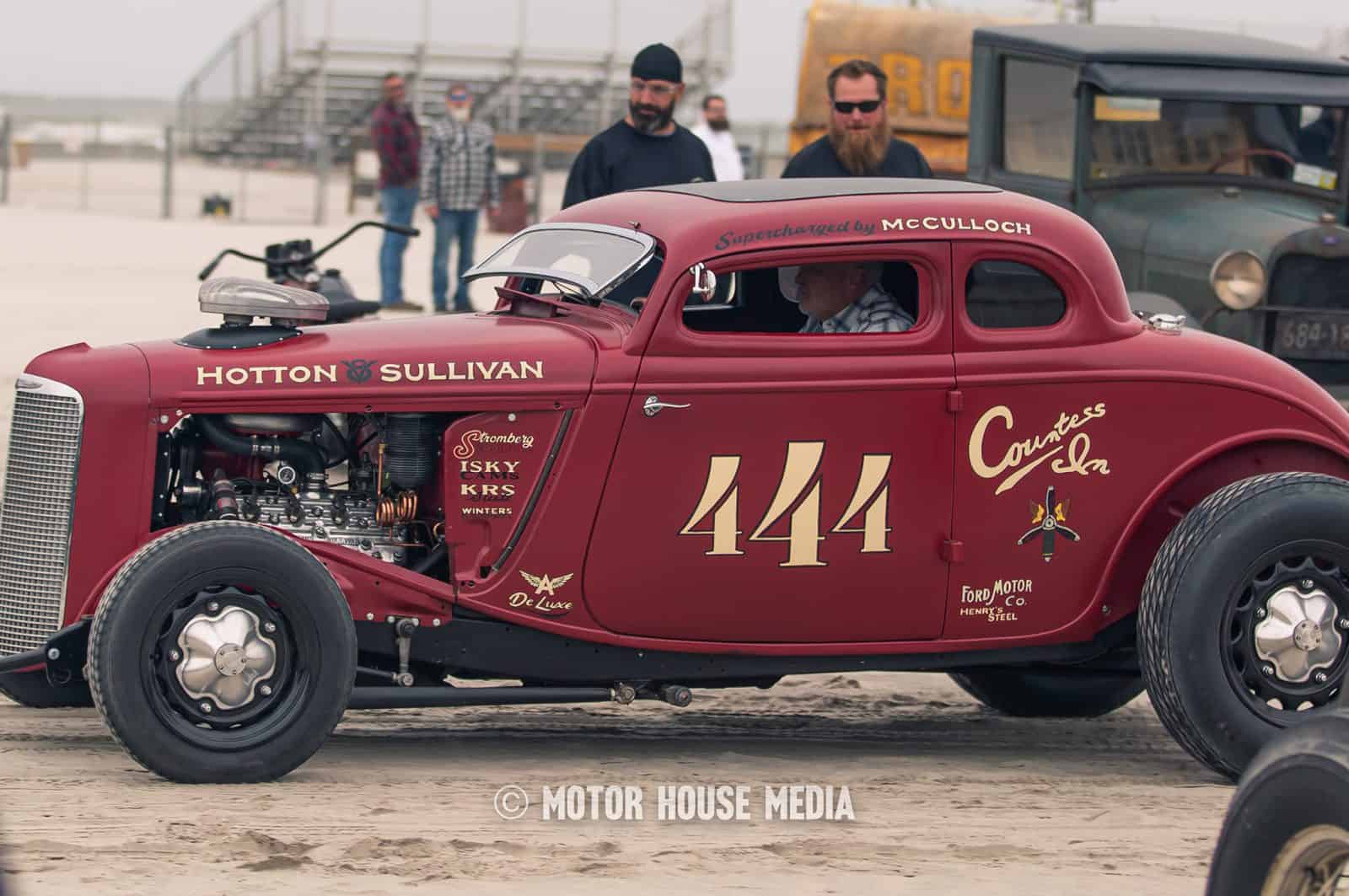 Hotrods on the beach at The Race of Gentlemen