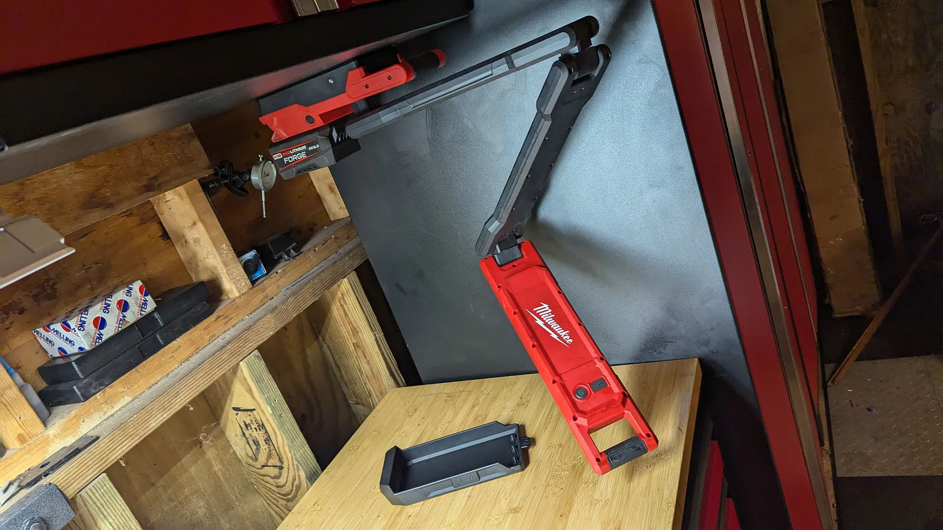 Milwaukee Tool's magnetic, extendable boom work light